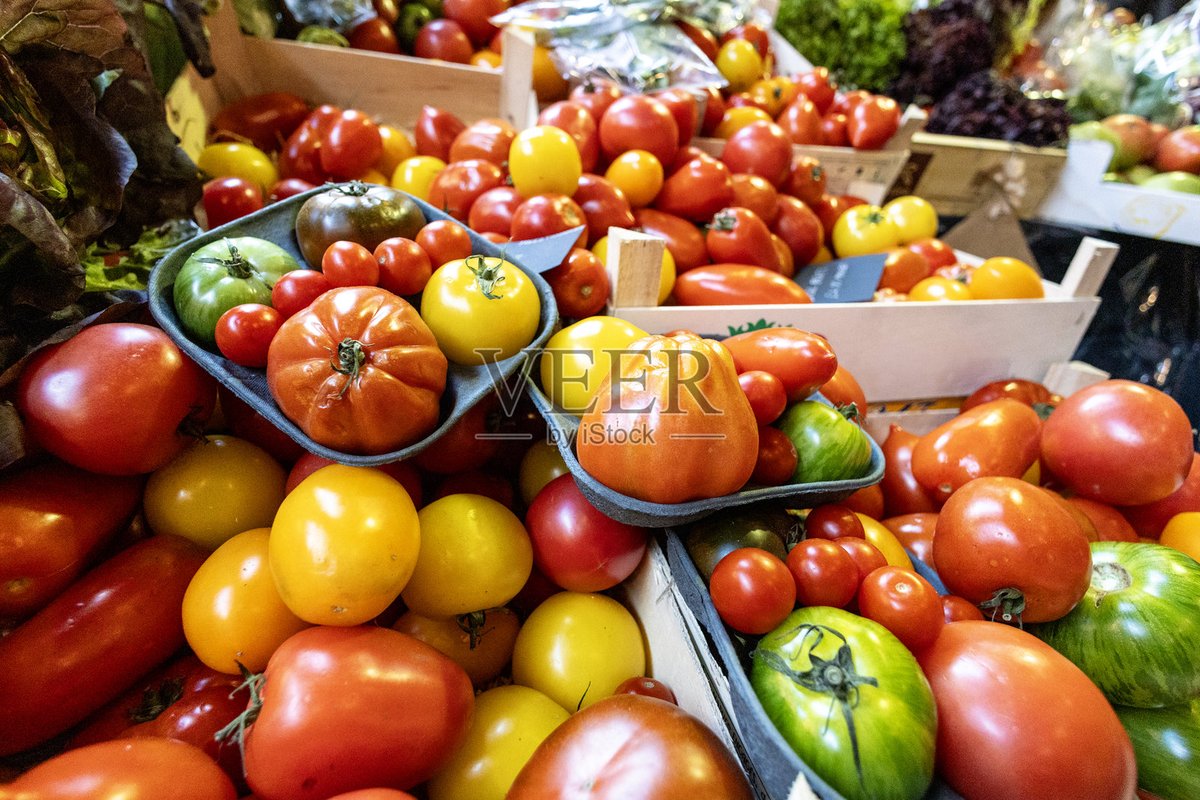 NerissaWysgw's tweet photo. Aprovecha! Tomates maduros y cebollas frescas a precio súper bajo hoy en el mercado local — ven a abastecer tu cocina! https://t.co/DQd1t9llni
