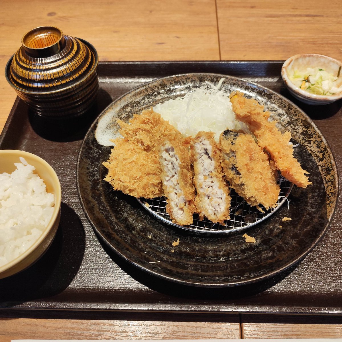 gaming___blackt's tweet photo. 昼はトンカツで
雨で網戸の交換出来ないんだが https://t.co/0OkVNkV0JC