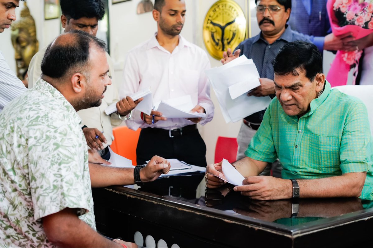 aksharmaBharat's tweet photo. कल की हमारी जनसुनवाई में प्राप्त शिकायत के समाधान हेतु संबंधित अधिकारी को वर्चुअल रूप से जोड़कर 
शिकायकर्ता की उपस्थिति में समस्या का तत्क्षण निस्तारण कराने हेतु मैंने अपने कार्यालय को निर्देशित किया।

जनसुनवाई, औचक निरीक्षण एवं ‘संभव’ पोर्टल जैसे ऑनलाइन तकनीक के माध्यम से आपकी सेवा के लिए मैं दृढ़ संकल्पित हूँ।

@narendramodi @myogiadityanath @AmitShah @NitinNabin @mppchaudhary @idharampalsingh #Janaunwai @UPPCLLKO 
#NayeBharatKaNayaUP
#GoodGovernance #जनसुनवाई 
#HumaraUP #VikasExpress
