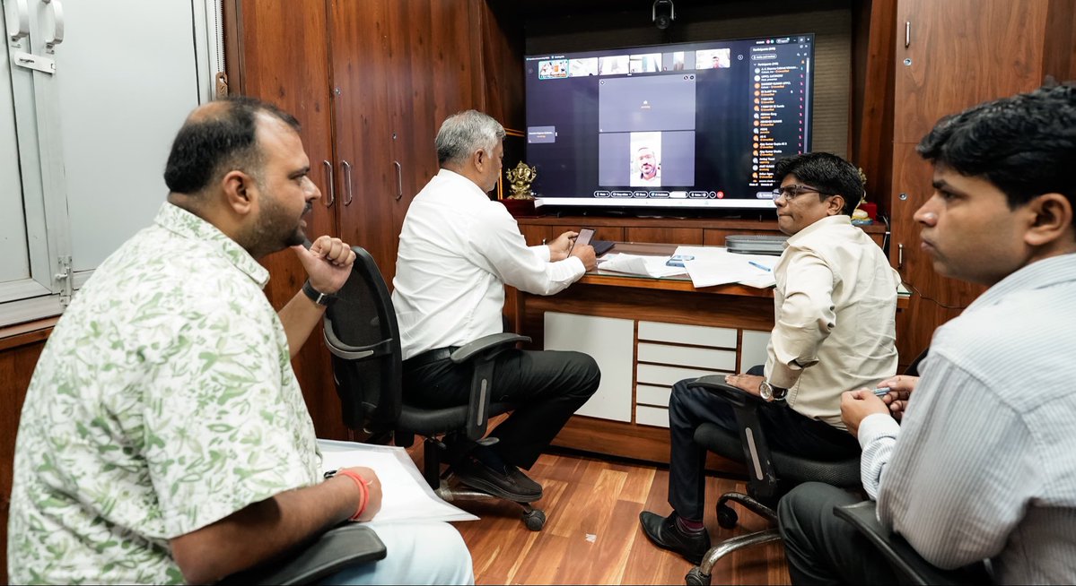 aksharmaBharat's tweet photo. कल की हमारी जनसुनवाई में प्राप्त शिकायत के समाधान हेतु संबंधित अधिकारी को वर्चुअल रूप से जोड़कर 
शिकायकर्ता की उपस्थिति में समस्या का तत्क्षण निस्तारण कराने हेतु मैंने अपने कार्यालय को निर्देशित किया।

जनसुनवाई, औचक निरीक्षण एवं ‘संभव’ पोर्टल जैसे ऑनलाइन तकनीक के माध्यम से आपकी सेवा के लिए मैं दृढ़ संकल्पित हूँ।

@narendramodi @myogiadityanath @AmitShah @NitinNabin @mppchaudhary @idharampalsingh #Janaunwai @UPPCLLKO 
#NayeBharatKaNayaUP
#GoodGovernance #जनसुनवाई 
#HumaraUP #VikasExpress