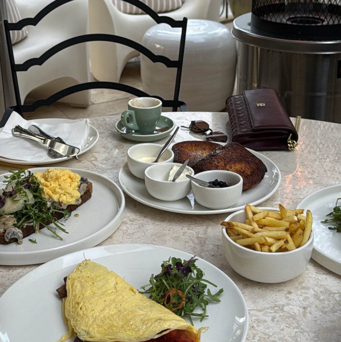 njla_m0's tweet photo. صباحات 
☕️🦢🌴🪐💫🥞 https://t.co/G2uA2yy1SQ