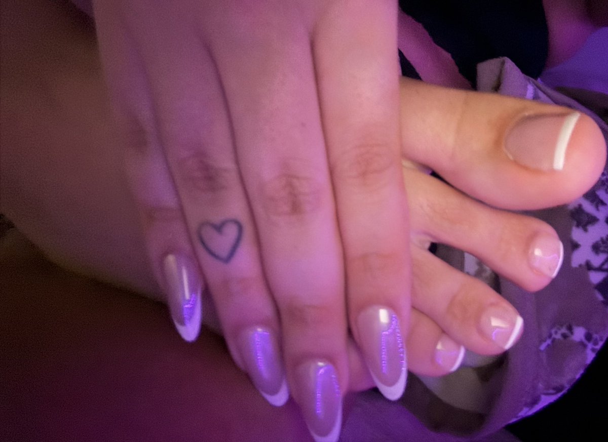 goddessaria_03's tweet photo. Just got my toes done.. who wants to suck on them or a footjob?😈💋🦶🏼

#feetfetısh #feetworshi̇p #footseller #footfetısh #brat #prettyfeet #toes #prettytoes #foot #feet https://t.co/4GjT5I50q9