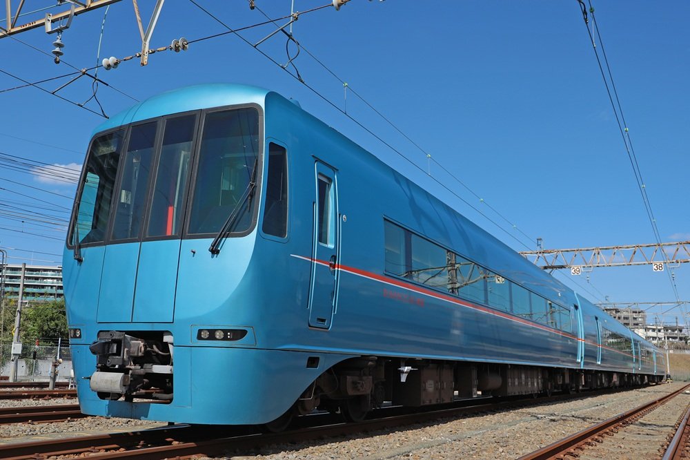 odakyu_pr's tweet photo. 赤い1000形とMSEが競演🚋🚅
10/31（土）、相武台車庫で撮影会を実施！

荒天により中止となった6月開催分が、内容そのままで復活！
午前は1000形アレグラ塗装（赤電）を留置し撮影、
午後はさらにMSEが入線しRED＆BLUEの並びが実現✨

前面や斜め前方から約60分じっくり撮影をお楽しみください📸

詳しくは👇
https://t.co/1DUsY9D7PB