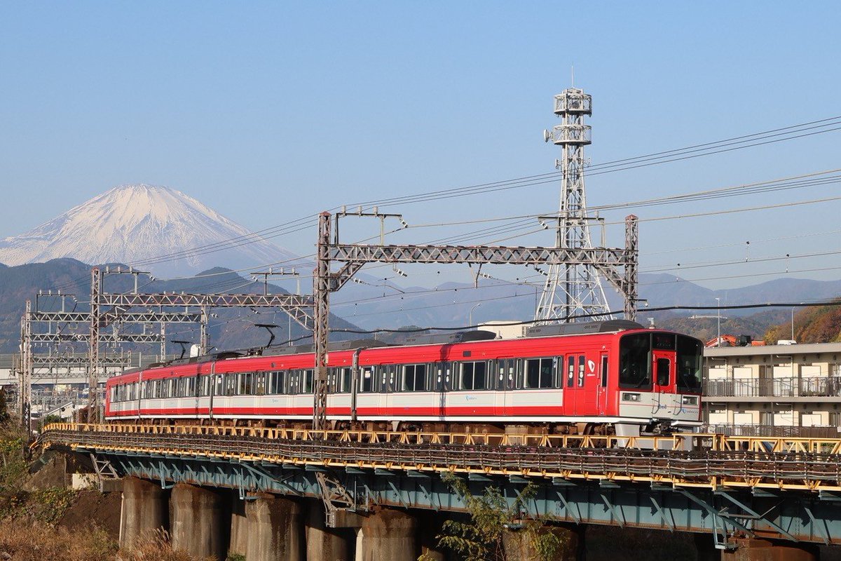 odakyu_pr's tweet photo. 赤い1000形とMSEが競演🚋🚅
10/31（土）、相武台車庫で撮影会を実施！

荒天により中止となった6月開催分が、内容そのままで復活！
午前は1000形アレグラ塗装（赤電）を留置し撮影、
午後はさらにMSEが入線しRED＆BLUEの並びが実現✨

前面や斜め前方から約60分じっくり撮影をお楽しみください📸

詳しくは👇
https://t.co/1DUsY9D7PB