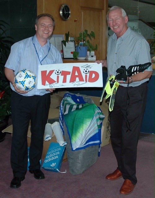 KitAid's tweet photo. 📸 Throwback Tuesday! #TBT

Today, we’re taking a trip down memory lane to 2006! ⚽🔙

Pictured is the legendary Bob Wilson, former Scotland and Arsenal goalkeeper🧤🔴⚪

A fantastic memory from the archives! 🙌

#ThrowbackTuesday #TBT #Arsenal #FootballMemories #FootballLegends https://t.co/V9S8xOATMT