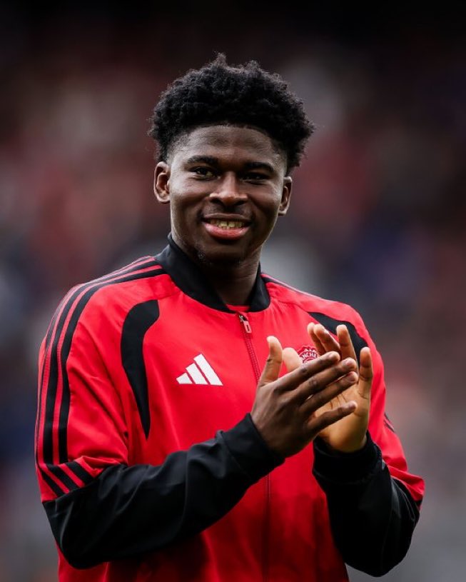 UtdForever7's tweet photo. 🚨NEW: While the majority of United's players were given last week off, as is the norm for Premier League clubs, a few squad members reported to Carrington for individual sessions, and Baleba was among them.

Baleba's hard work during rehabilitation sessions meant he could be included in the squad to face Fulham. He was an unused substitute at Craven Cottage, but he still gifted his shirt to a young fan.

United are READY to unleash him into the starting eleven against Tottenham and give them a much needed spark after a difficult start of the season. 

#MUFC [@StevenRailston]