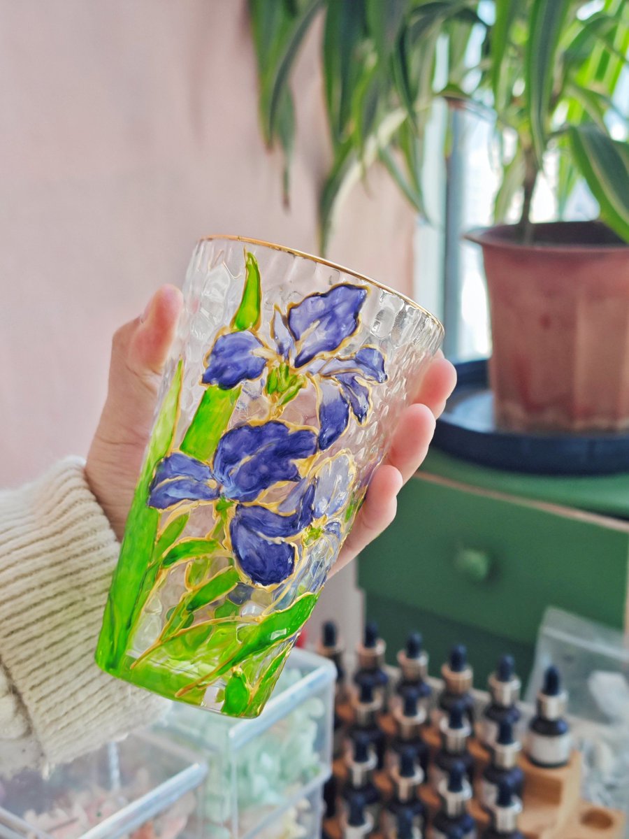TerrenceGe4g's tweet photo. Turn an old mason jar + paint into a hanging planter—budget garden glow-up done in 10 mins!， https://t.co/iWbzqGkAWm