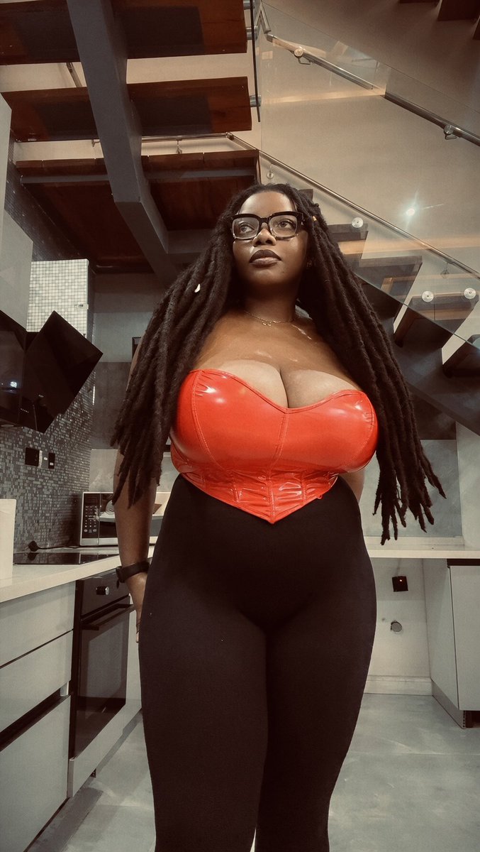 Iamwhykayy's tweet photo. Me or 20 million naira?
Choose wisely 🌚 https://t.co/Je29HijsX8