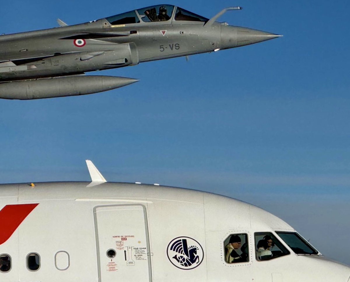 thenewarea51's tweet photo. Fantastic photo, French Air Force Rafale escorting Pope Leo XIV sitting in the jumpseat of an Air France Airbus A321. 🇫🇷🙏

📷 Armée de l'Air et de l'Espace https://t.co/WgN1x9QGlX