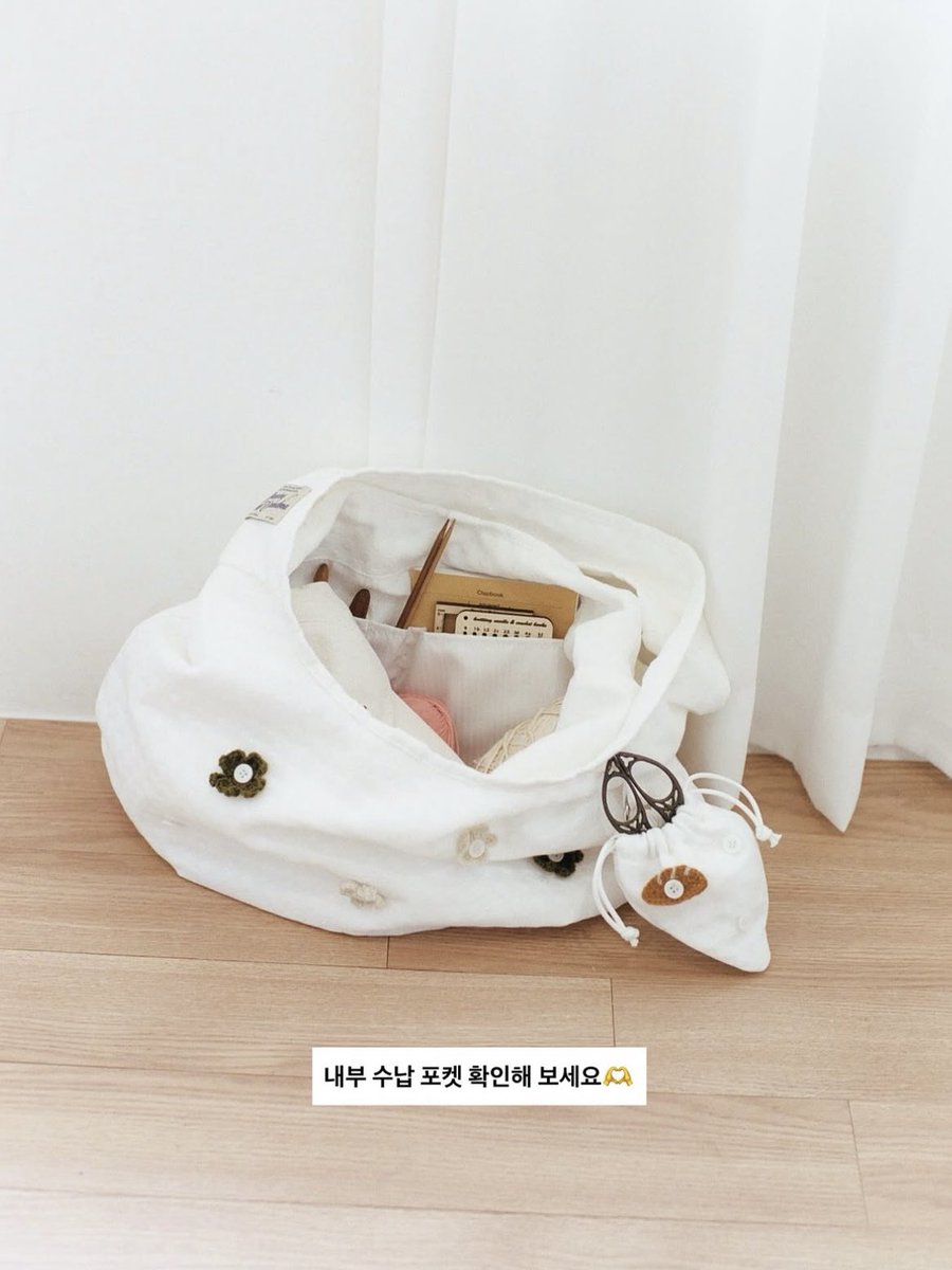 banul_official's tweet photo. 바늘이야기 ✕ 댄싱그랜마 콜라보🧑‍🩰

연희동의 바늘이야기와 서촌의 댄싱그랜마가 만나, 뜨개를 좋아하는 사람부터 이제 막 뜨개에 관심이 생긴 사람까지 함께 즐길 수 있는 콜라보 에디션 가방을 만들었어요 !

➰오프라인 매장 팝업: 10월 1일(목) - 10월 11일(일) 바늘이야기 연희점 1층 팝업 매대
*팝업 한정 '파츠 버튼 호보백' 구매 시 완제품 파츠 5개 증정 (직접 선택)

➰온라인몰 런칭: 10월 12일(월) 예정

• 가방에 달린 단추에 직접 뜬 뜨개 파츠를 자유롭게 붙였다 떼며 꾸밀 수 있어요.
• 완제품 가방 구매 시 10가지 뜨개 파츠 도안 제공
• 바늘이야기에서 제작한 동영상 강의 포함
• 짜임새 있고 탄탄한 소재
• 가방 내부에 실용적인 포켓
• 미니 키링 파우치 함께 제공

아래 타래로 제품 사진이 이어집니다…🧡
