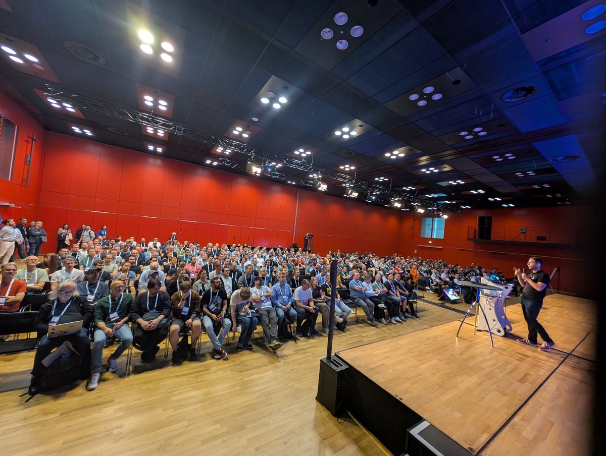 DOTNETDOKTOR's tweet photo. Die Herbst-@BASTAcon 2026 beginnt jetzt in Mainz. Volles Haus! #bastacon https://t.co/ja0Od88vDJ