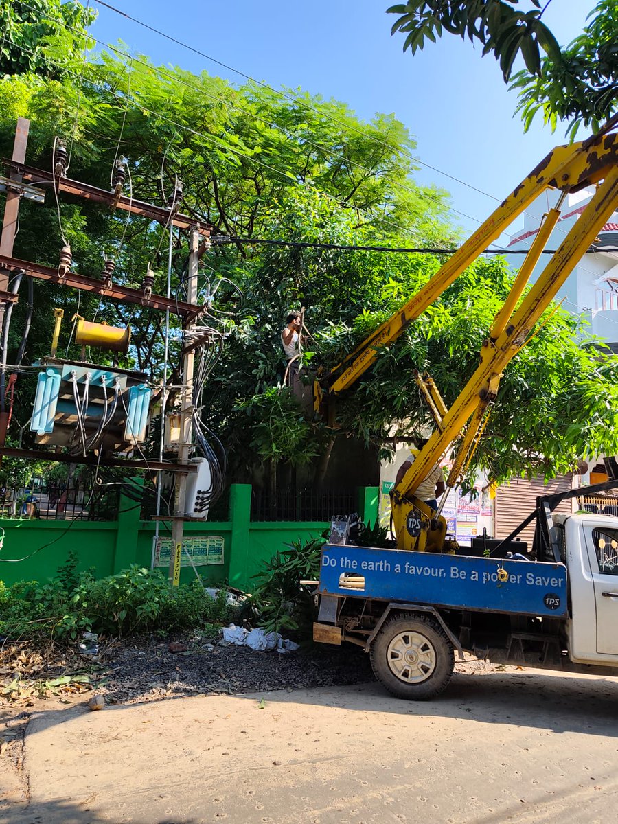 ESD_GARDANIBAG's tweet photo. Tree trimming work at Anisabad section and Gardanibagh section for safer lines and uninterrupted power supply https://t.co/lt8o4yHQlR
