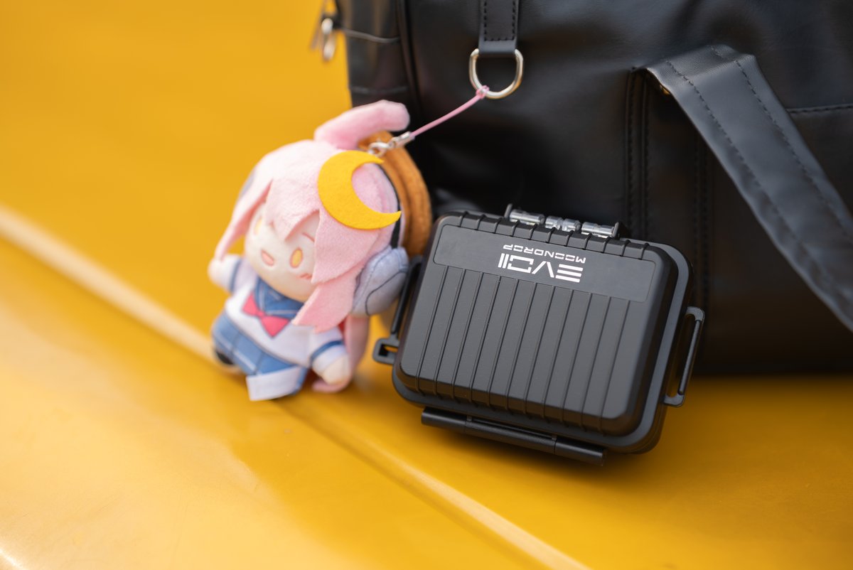 MOONDROP_JP's tweet photo. そのイヤホン、ワイヤレスでも聴いてみない？

お気に入りの有線イヤホンに、
Hi-Fiクオリティのワイヤレスという新しい選択肢を。

完全ワイヤレス・イヤーフック型 DAC/AMPモジュール

MOONDROP EVO2

まもなく登場。✨

#MOONDROP #水月雨 #EVO2 #HiFi #新製品 https://t.co/T7GZlhnUuE