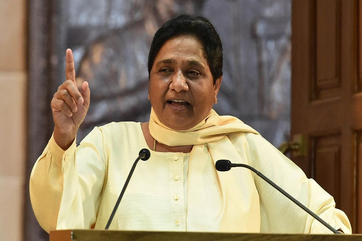 s_khan_BSP's tweet photo. एएमयू (AMU) का विकास और बहन मायावती जी की ऐतिहासिक सोच:

 मुस्लिम समाज के उज्ज्वल भविष्य का आधार
अलीगढ़ मुस्लिम यूनिवर्सिटी (AMU) केवल एक शिक्षण संस्थान नहीं है, बल्कि यह भारत के मुस्लिम समाज की बौद्धिक धरोहर, तहज़ीब और स्वाभिमान का प्रतीक है। 
इस महान संस्थान की तरक्की और पूरे उत्तर प्रदेश में अल्पसंख्यक शिक्षा के विस्तार के इतिहास में आदरणीय बहन कुमारी मायावती जी का शासनकाल एक स्वर्णिम और अविस्मरणीय अध्याय के रूप में दर्ज है।

जब-जब उत्तर प्रदेश में बहुजन समाज पार्टी की सरकार बनी, तब-तब मुस्लिम समाज को केवल वादों का सहारा नहीं दिया गया, बल्कि उनकी शिक्षा, सुरक्षा और तरक्की के लिए क्रांतिकारी और ऐतिहासिक कदम उठाए गए।

1. AMU के विस्तार और अल्पसंख्यक शिक्षा के लिए ऐतिहासिक पहल
मुस्लिम समाज के युवाओं को आधुनिक और उच्च शिक्षा से जोड़ने के लिए बहन मायावती जी की सरकार ने जो दूरदर्शिता दिखाई, वह बेमिसाल है:
AMU के विस्तार में पूर्ण सहयोग: अलीगढ़ मुस्लिम यूनिवर्सिटी के बुनियादी ढाँचे (Infrastructure) को मज़बूत करने और इसके शैक्षणिक दायरे को बढ़ाने के लिए बसपा सरकार ने हमेशा आगे बढ़कर ज़मीन, प्रशासनिक स्वीकृतियाँ और सुरक्षा सुविधाएँ प्रदान कीं।
अल्पसंख्यक संस्थानों को भूमि और इंफ्रास्ट्रक्चर: प्रदेश भर में अल्पसंख्यक वर्ग द्वारा संचालित शिक्षण संस्थानों, कॉलेजों और तकनीकी केंद्रों को बिना किसी भेदभाव के रियायती दरों पर ज़मीन और बुनियादी सुविधाएँ उपलब्ध कराई गईं, ताकि मुस्लिम नौजवानों के लिए पढ़ाई के दरवाज़े आसानी से खुल सकें।
मॉडल डिग्री कॉलेज और ITIs की स्थापना: AMU जैसी बड़ी यूनिवर्सिटी के साथ-साथ प्रदेश के अल्पसंख्यक बहुल जिलों (जैसे रामपुर, मुरादाबाद, सहारनपुर, बिजनौर, मुज़फ़्फ़रनगर आदि) में दर्जनों नए सरकारी ITI, पॉलीटेक्निक और मॉडल डिग्री कॉलेज स्थापित किए गए।
2. वोट बैंक नहीं, बल्कि 'बराबरी और हिस्सेदारी' की राजनीति
परंपरागत राजनीतिक दलों ने हमेशा मुस्लिम समाज को एक "वोट बैंक" की तरह इस्तेमाल किया और चुनाव के बाद उन्हें उनके हाल पर छोड़ दिया। लेकिन बहुजन नायक मान्यवर श्री कांशीराम जी और बहन कुमारी मायावती जी ने मुस्लिम समाज को उनका वास्तविक अधिकार, सम्मान और शासन-प्रशासन में बराबर की हिस्सेदारी दी।
बहन जी का स्पष्ट मानना रहा है कि:
"जब तक मुस्लिम समाज का नौजवान हाथ में कलम, लैपटॉप और उच्च शिक्षा की डिग्री लेकर आगे नहीं बढ़ेगा, तब तक समाज का वास्तविक आर्थिक और सामाजिक उत्थान संभव नहीं है।"
इसी सोच के तहत बसपा शासनकाल में लाखों मुस्लिम छात्र-छात्राओं को मैट्रिक और पोस्ट-मैट्रिक छात्रवृत्तियाँ (Scholarships) दी गईं, हॉस्टल बनवाए गए और मदरसों के आधुनिकीकरण के लिए ऐतिहासिक बजट जारी किया गया।
3. सुरक्षा, सम्मान और भयमुक्त वातावरण
शिक्षा के साथ-साथ बसपा सरकार की सबसे बड़ी उपलब्धि थी — कानून का राज (Rule of Law)। बहन मायावती जी के शासन में किसी भी उपद्रवी या असामाजिक तत्व की यह हिम्मत नहीं थी कि वह किसी अल्पसंख्यक भाई की तरफ आँख उठाकर भी देख सके। दंगों पर पूरी तरह से पूर्णविराम लगा दिया गया था, जिससे मुस्लिम समाज ने खुद को पूरी तरह से सुरक्षित और स्वाभिमानी महसूस किया।
4. मुस्लिम समाज बहुजन मिशन और मूवमेंट से क्यों जुड़े?
आज का समय भावुकता का नहीं, बल्कि ठंडे दिमाग से अपने और अपनी आने वाली नस्लों के भविष्य का फैसला करने का है।
डॉ. बी. आर. अम्बेडकर जी के संविधान और मान्यवर कांशीराम जी के विचारों पर चलने वाली बहुजन समाज पार्टी ही एक मात्र ऐसा राजनैतिक और सामाजिक मंच है, जहाँ दलित, पिछड़ा और मुस्लिम समाज मिलकर एक अजय शक्ति बनते हैं। जब यह भाईचारा मज़बूत होता है, तो देश में समता, न्याय और विकास की हवा बहती है।
📢 एक आत्मीय और क्रांतिकारी अपील!
मेरे अज़ीज़ मुस्लिम भाइयों, बहनों और नौजवान साथियों!
अब वक्त आ गया है कि हम उन ताकतों को पहचानें जो केवल खोखले नारों से हमारा इस्तेमाल करती हैं, और उस नेतृत्व का हाथ थामें जिसने धरातल पर काम करके AMU के विस्तार से लेकर भाषा विश्वविद्यालयों और कॉलेजों की सौगात दी है।
अपनी तहज़ीब की हिफ़ाज़त, बच्चों की उच्च शिक्षा, सुरक्षित माहौल और अपने राजनैतिक स्वाभिमान के लिए — आइए, बहुजन समाज पार्टी के 'मिशन और मूवमेंट' के साथ कंधे से कंधा मिलाकर खड़े हों!
बहन कुमारी मायावती जी के हाथों को मज़बूत करें और उत्तर प्रदेश में एक बार फिर विकास, सुरक्षा और बराबरी का परचम लहराएँ।
"दलित-मुस्लिम-पिछड़ा भाईचारा ज़िंदाबाद!"
"बहुजन मिशन को कामयाब बनाएँ, अपना भविष्य सुरक्षित बनाएँ!"