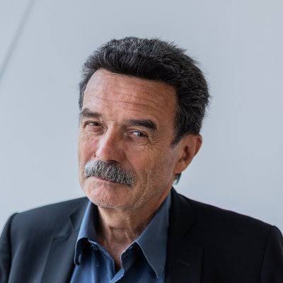Guigz75116's tweet photo. Edwy Plenel, chevalier blanc de la démocratie… après expiration du délai de rétractation.

À 20 ans, sous le nom de Joseph Krasny dans Rouge, il expliquait qu’« aucun révolutionnaire ne peut se désolidariser de Septembre noir » après Munich 1972 : onze athlètes israéliens assassinés, mais le vrai scandale, c’était la « mascarade olympique » et la répression des « militants ». 
Les philistins qui s’attardaient sur les cadavres n’avaient rien compris. Plus tard il a « récusé fermement » ce texte. Quarante-cinq ans après, on est rassurés.

Le même homme qui vit sous Boumédiène en Algérie, militait pour la IVe Internationale et voyait dans chaque dictature du Sud un « espoir de révolution démocratique » dès qu’elle insultait l’Occident. Castro, Chávez et consorts n’étaient jamais les « pires dictatures » : seulement des réponses maladroites à l’empire. Poutine, Netanyahou et Trump, en revanche, ont le visage du mal éternel. La géométrie variable de l’indignation est un art. 

Quant aux fréquentations : dix jours après Charlie Hebdo, dîner-débat avec Tariq Ramadan, présenté comme intellectuel « respectable » et « sans ambiguïté ». Gilles Kepel, ancien camarade de Rouge, l’a surnommé l’un des principaux « ouvreurs de porte » de l’islam politique en France. On combat le fascisme partout… sauf quand il porte barbe et parle de « résistance ».

La moralité est que l’on peut passer sa vie à donner des leçons de morale républicaine tout en ayant, jeune, justifié l’injustifiable, relativisé les régimes autoritaires « du bon côté » et fréquenté ceux que d’autres appelaient déjà des islamistes politiques. 

Le donneur de leçons n’a jamais autant besoin d’oubli sélectif. 

Le journalisme d’investigation, c’est parfois d’abord investiguer sa propre biographie.🤡