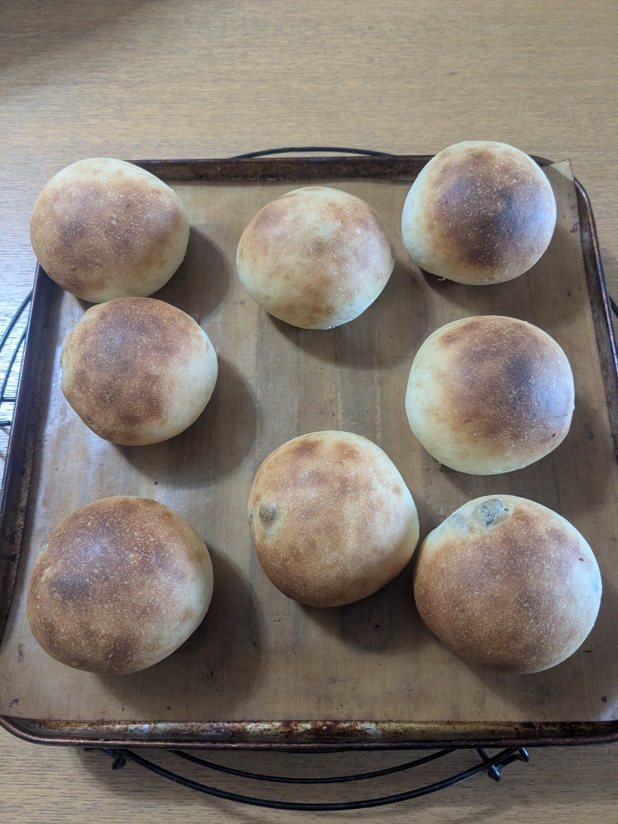 nogepanda's tweet photo. 雨だから家から出ないで出来ること。
ガーゼケットを洗ったから薄い掛け布団を干して交換、衣替え、麦ご飯のまとめ炊き、レーズンパン焼いた。
ゆーママの魔法のパンレシピなら一時間足らずで焼き上がり。冷めたら半分冷凍したから残りは朝ご飯に。
#一人暮らしごはん https://t.co/ct5qOVnr3h