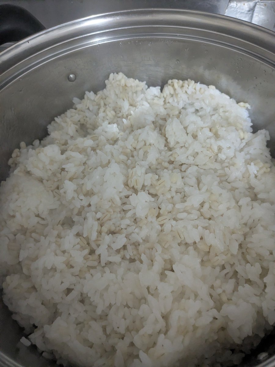 nogepanda's tweet photo. 雨だから家から出ないで出来ること。
ガーゼケットを洗ったから薄い掛け布団を干して交換、衣替え、麦ご飯のまとめ炊き、レーズンパン焼いた。
ゆーママの魔法のパンレシピなら一時間足らずで焼き上がり。冷めたら半分冷凍したから残りは朝ご飯に。
#一人暮らしごはん https://t.co/ct5qOVnr3h
