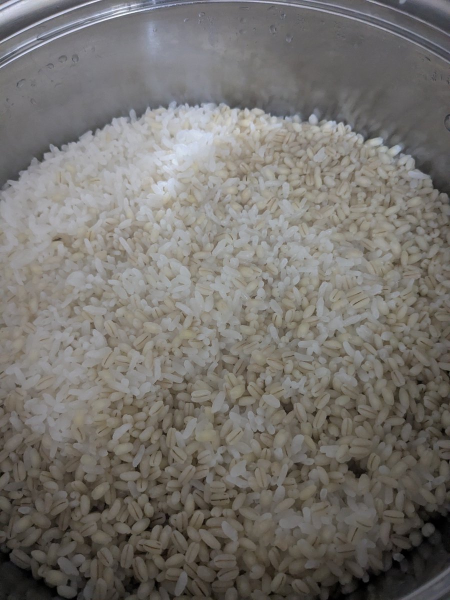 nogepanda's tweet photo. 雨だから家から出ないで出来ること。
ガーゼケットを洗ったから薄い掛け布団を干して交換、衣替え、麦ご飯のまとめ炊き、レーズンパン焼いた。
ゆーママの魔法のパンレシピなら一時間足らずで焼き上がり。冷めたら半分冷凍したから残りは朝ご飯に。
#一人暮らしごはん https://t.co/ct5qOVnr3h