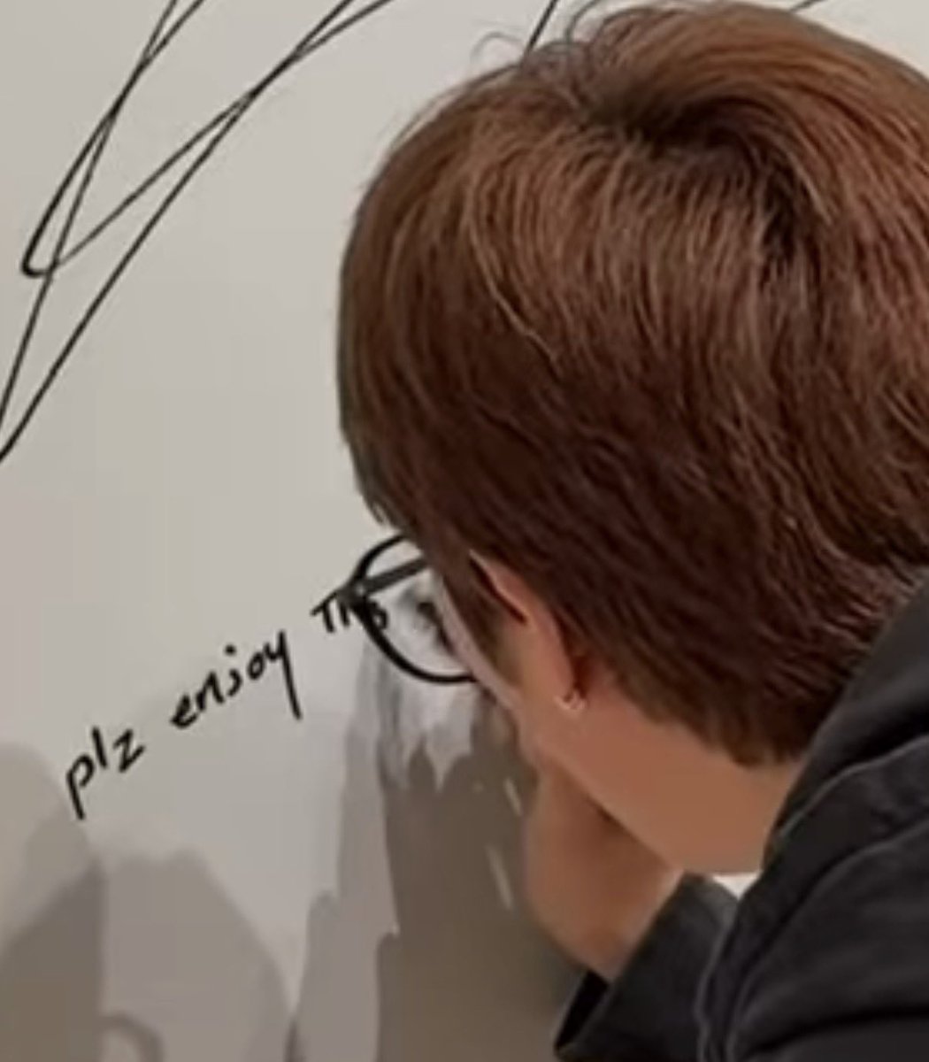 jooniefighting's tweet photo. 🗣️ (사인) 할 수 있는 만큼 크게, 크게요
🐨 크게?  이정도로? 아- 무서운데

하구서 남준이 사인 ps 로 plz enjoy ㅠ3ㅠ 붙인거 너무 귀여워ㅠ https://t.co/0bi2aNrXV9