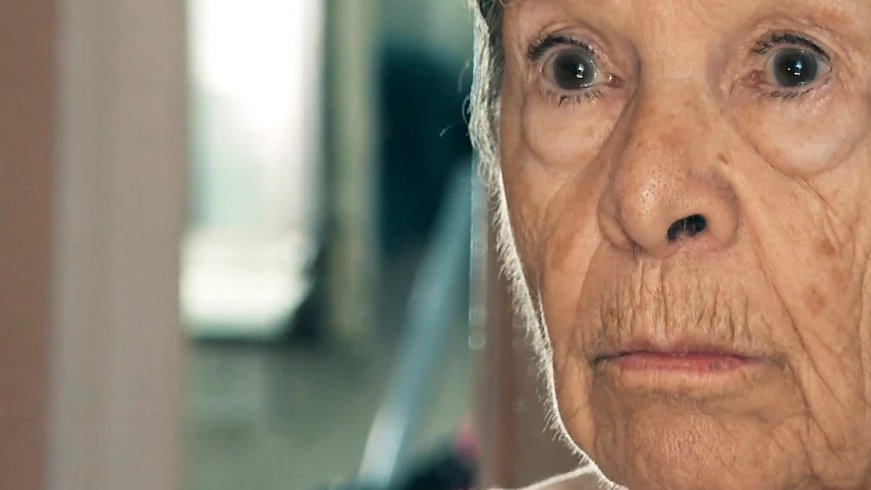 UnSrdeBarcelona's tweet photo. M'agradaria disculpar-me. 

Disculpar-me perquè l'altre dia els vaig explicar la història de la Mari Carmen, aquella senyora gran de 87 anys a qui van fer fora de casa seva. I em vaig creure aquella història.

Jo, com molts altres, naïf, ingenu, em vaig pensar que allò era un cas inacceptable dintre d'una societat de drets on el dret a l'habitatge és un dret constitucional. Que calia defensar aquella dona.

El que no em podia imaginar és l'enorme coreografia, la immensa obra de teatre que s'estava muntant al darrere de tot això. A les poques hores ja teníem un campament a la Puerta del Sol, a Madrid; la senyora Colau escenificant, com sempre, la indignació d'una classe obrera a la qual diu representar des de la seva talaia mediàtica; un partit com Podemos, que totes les enquestes auguraven que quedava fora de l'espectre parlamentari i que es quedava sense representació, que torna a estar al capdavant, marcant l'agenda política amb un decret d'habitatge que s'ha de tancar avui.

Un partit, el dels socialistes, hàbil com sempre, que sap navegar aquest tipus de crisis per treure'n rèdit polític. I, en aquest sentit, Pedro Sánchez és un autèntic mestre. Però, clar, porten vuit anys al govern. Què han fet al respecte? Sentir la senyora Yolanda Díaz, vicepresidenta del govern, cridant a mobilitzacions contra el govern del qual ella mateixa forma part resulta bastant paradoxal.

I, al mateix temps, es proposen unes mesures legislatives que, jo no soc cap expert, però si jo tingués un pis en propietat i el volgués llogar, immediatament el trauria del mercat de lloguer, perquè el propietari queda totalment desprotegit.

I lo del senyor Illa, vamos, ja és de traca: des del seu púlpit ens torna a castigar amb les seves encícliques, amb el seu to de superioritat moral, cridant-nos a "controlar l'avarícia dels diners", mentre rega amb subvencions a tot d'associacions activistes (Sindicat de Llogateres).

Sincerament, em repugna. Em repugna la política espanyola. La política catalana em cansa, però l'espanyola em resulta inassumible, inaguantable. El grau d'acritud, d'instrumentalització de la ciutadania és, sincerament, per cremar el passaport, creuar la frontera amb França i no tornar mai més.

Espero que passeu un bon dimarts.

Post-data 1:
Feliçment, la mari carmen ha pogut tornar a casa seva, després d'un acord amb l'empresa propietària.

Post-data 2:
Els llogaters han d'estar protegits, però no més que els propietaris que lloguen.

Post-data 3:
La única solució al problema de l'habitatge és construir, amb promoció pública però sobretot privada.