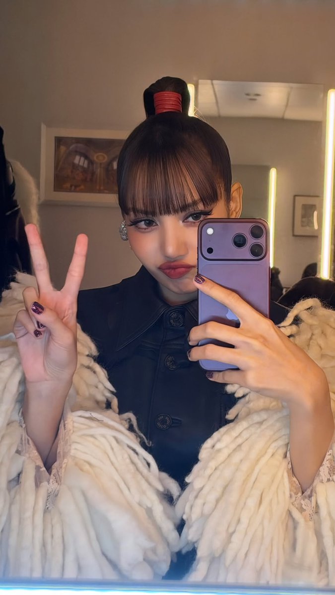 btf0327's tweet photo. LISA ig story update with her new iPhone 18 pro Burgundy https://t.co/czxYiyBk0x