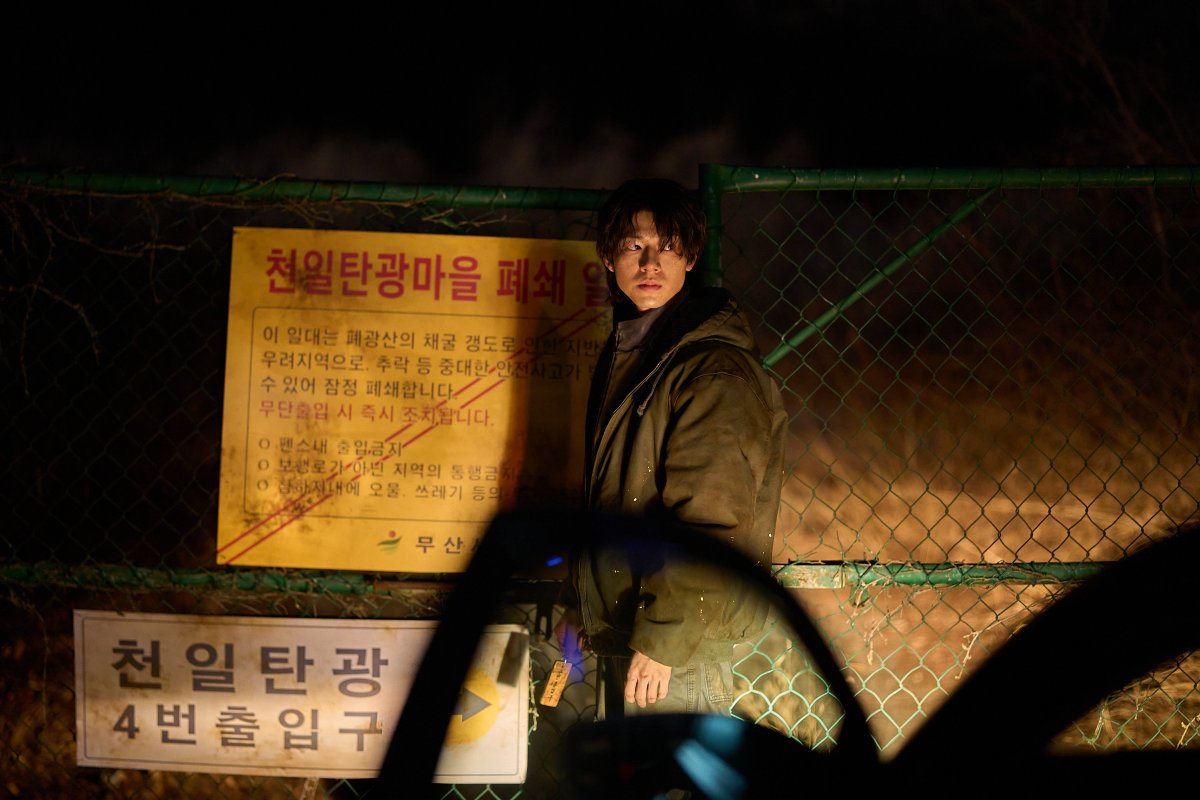 CJENMMOVIE's tweet photo. 죽은 줄로만 알았다.
9년 만에 돌아온 낮선 아들

연상호 감독의 새로운 얼굴, 배현성 
<실낙원> '류선우' 캐릭터 스틸 공개! 

<실낙원> 10월 21일 극장 개봉👤 https://t.co/Tdy743VmXO