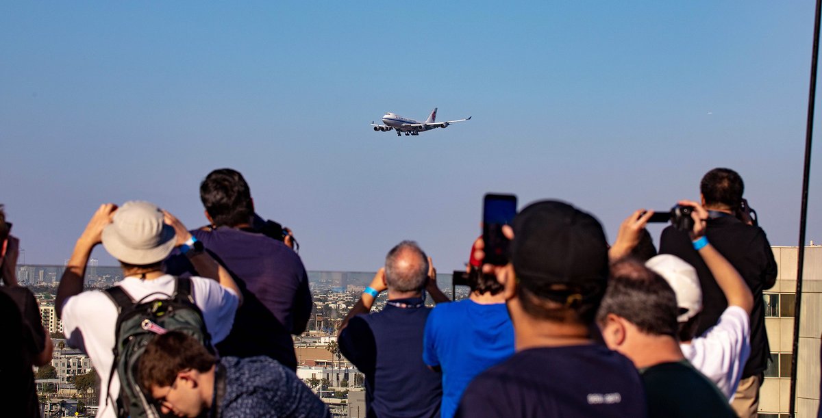 Kent_YVR's tweet photo. When I’m lined up for a drink at SpotLAX and this arrives! Adapt and overcome 😁 @NYCAviation https://t.co/sO5kXIigyQ