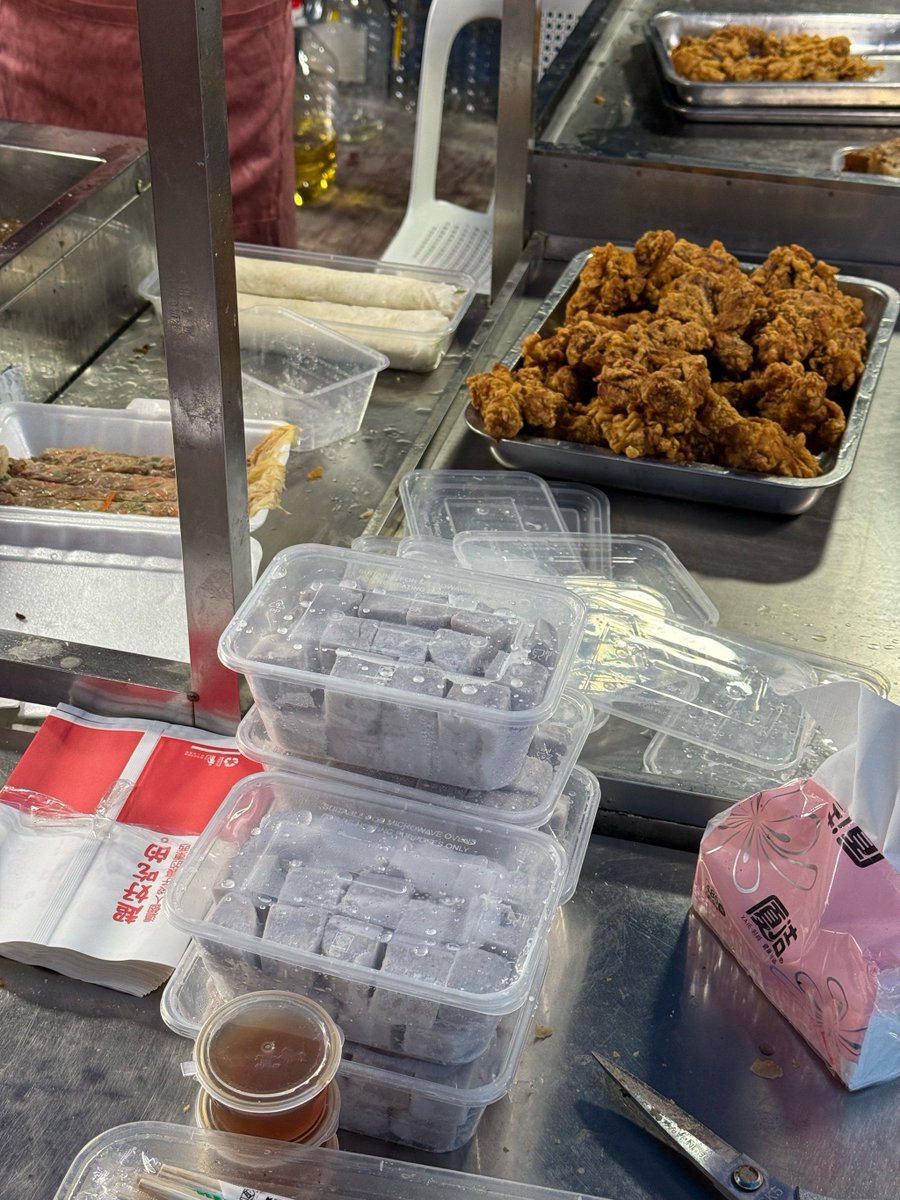 alinahung612177's tweet photo. Craving warm, crispy taro fritters from the old street stall—golden exterior, sweet filling, perfect late-night snack!， https://t.co/NG8dJYvQpq