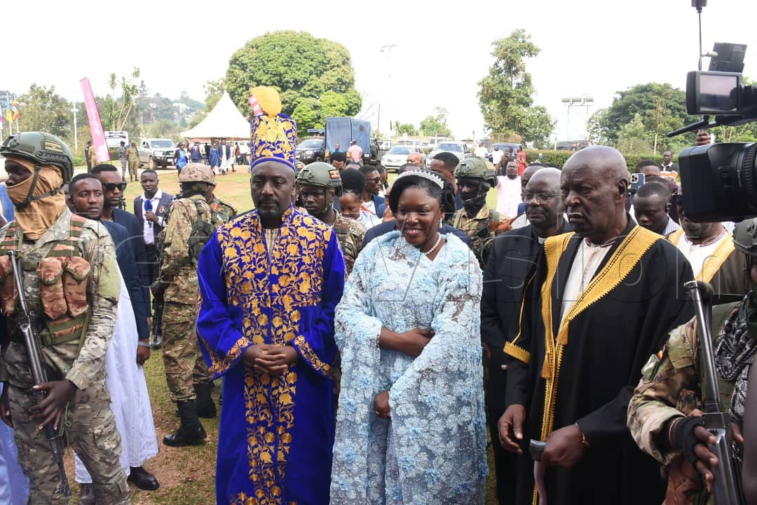 newvisionwire's tweet photo. ⛪ 𝗧𝗢𝗢𝗥𝗢 𝗖𝗢𝗥𝗢𝗡𝗔𝗧𝗜𝗢𝗡 | 𝗟𝗜𝗩𝗘

His Majesty Edward Rukidi Nyabongo I has arrived at St. John’s Cathedral, Fort Portal, accompanied by Omugo Rebecca Amoding-Rukidi, for a church service ahead of his coronation. The service is being led by Bishop Reuben Kisembo of the Ruwenzori Diocese.

📸 Photos by Dickson Kulumba
#VisionUpdates #TooroKingdom #Coronation2026