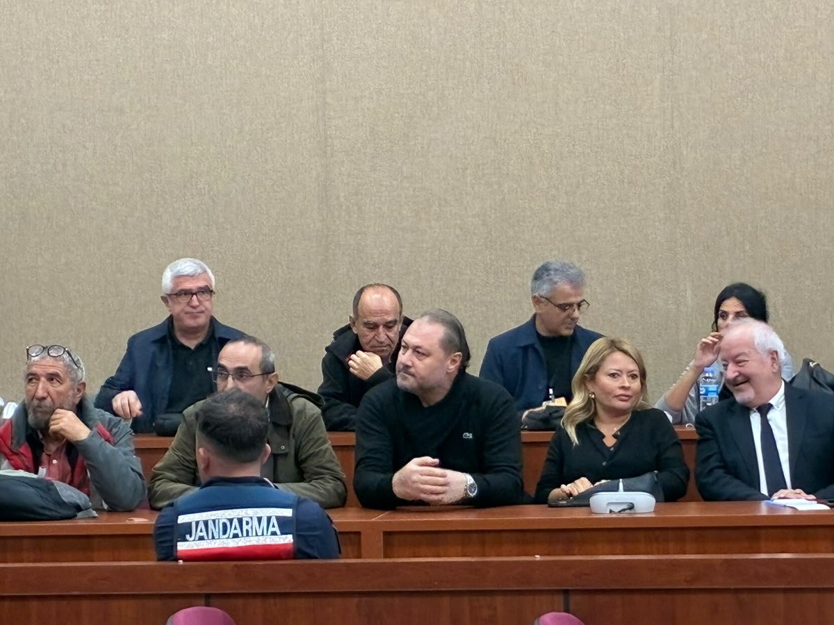 maverde7's tweet photo. RT @zeynellule: Merdan Yanardağ'ın duruşmasındayız. @merdanyanardag https://t.co/KfUi5n3l5g