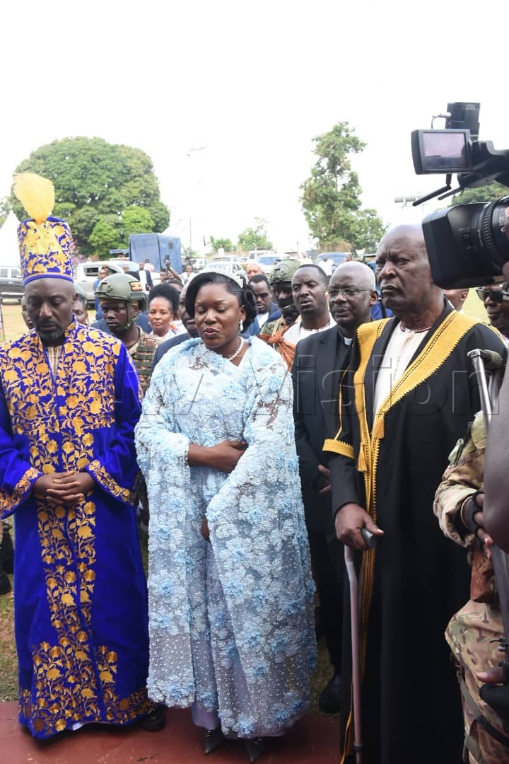 newvisionwire's tweet photo. ⛪ 𝗧𝗢𝗢𝗥𝗢 𝗖𝗢𝗥𝗢𝗡𝗔𝗧𝗜𝗢𝗡 | 𝗟𝗜𝗩𝗘

His Majesty Edward Rukidi Nyabongo I has arrived at St. John’s Cathedral, Fort Portal, accompanied by Omugo Rebecca Amoding-Rukidi, for a church service ahead of his coronation. The service is being led by Bishop Reuben Kisembo of the Ruwenzori Diocese.

📸 Photos by Dickson Kulumba
#VisionUpdates #TooroKingdom #Coronation2026