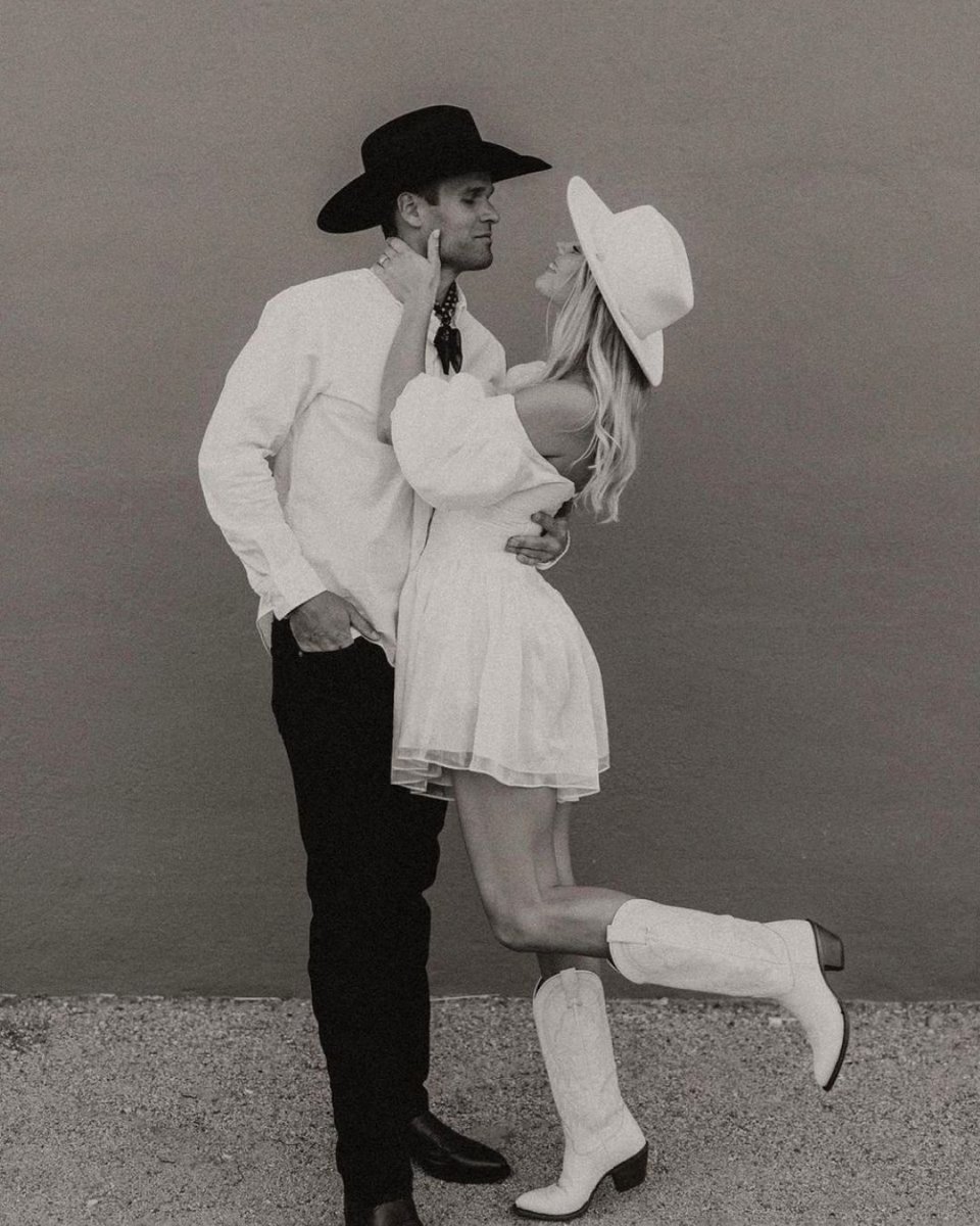 HappyWeddingApp's tweet photo. Keep It Simple &amp; Stylish
You don't need an elaborate setup—simple outfits and a natural pose can create memorable wedding photos.
#SimpleWedding #WeddingPhotography #CoupleStyle #WeddingIdeas https://t.co/DmDvQ0C2np
