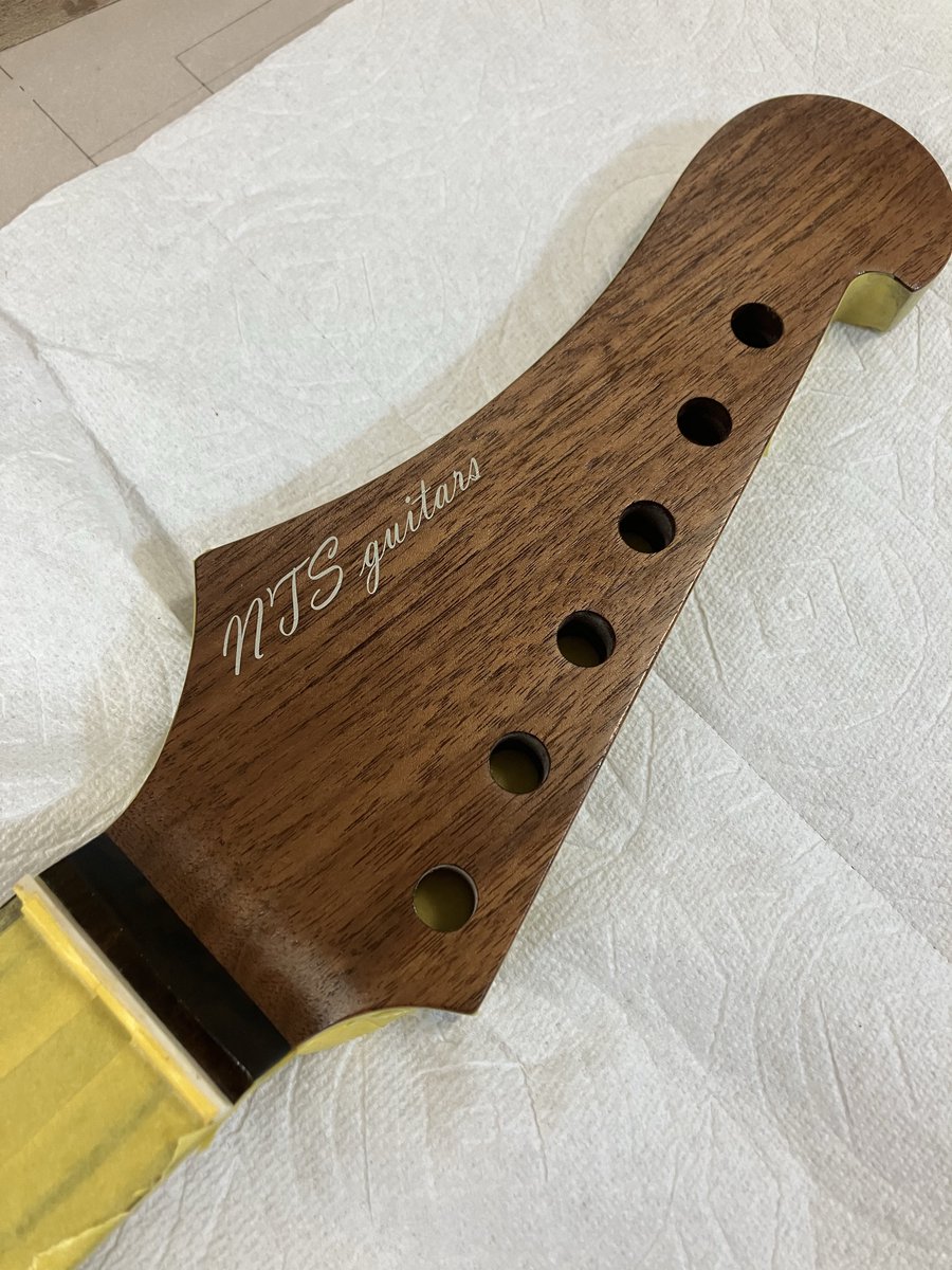 NTSguitars's tweet photo. 新たなロゴコーティング方法を模索中です

今試している方法がうまくいくと工程がだいぶ簡略化されるので楽しみです👍

ちなみにこれはウォルナットネックに分厚いジリコテ指板という組み合わせです https://t.co/3Ym4WgsHON