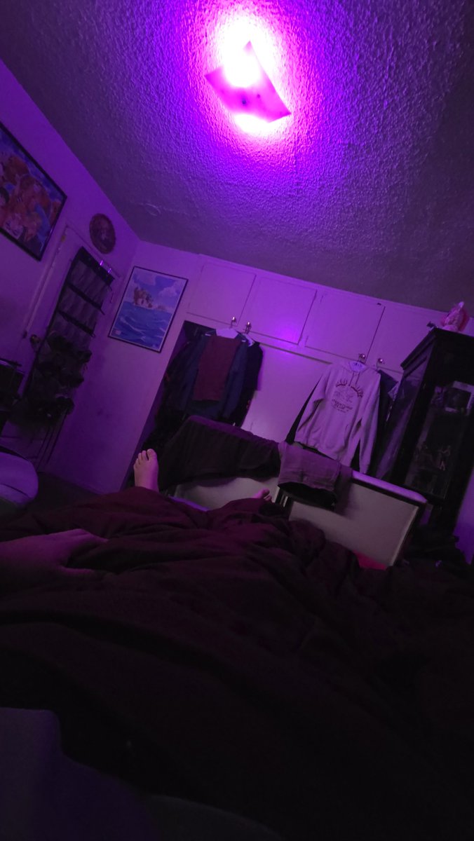 Em_Squar3d's tweet photo. Sleeping with the toes out while the ac blows onto them after a graveyard shift is the best feeling ever. Especially if ure faded. Haha. 😈😶🌫️💨🦶🏽
#gay #latino #feet #420friendly #hairy #guaxican https://t.co/UZipKRvtx1
