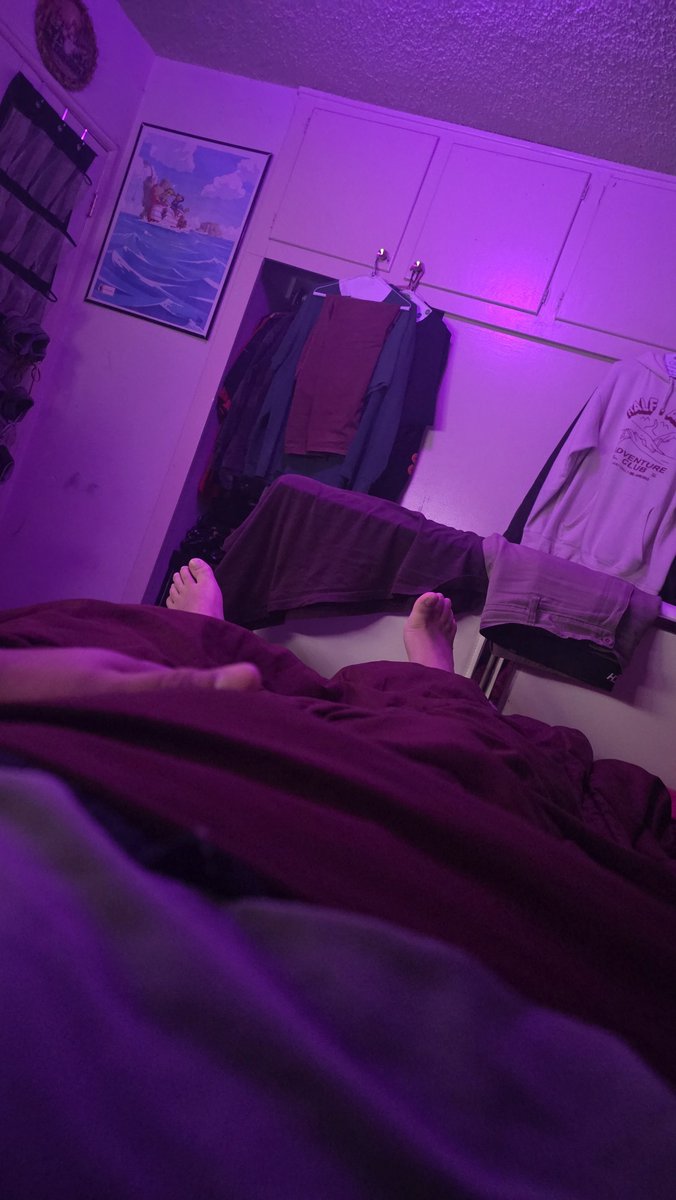 Em_Squar3d's tweet photo. Sleeping with the toes out while the ac blows onto them after a graveyard shift is the best feeling ever. Especially if ure faded. Haha. 😈😶🌫️💨🦶🏽
#gay #latino #feet #420friendly #hairy #guaxican https://t.co/UZipKRvtx1