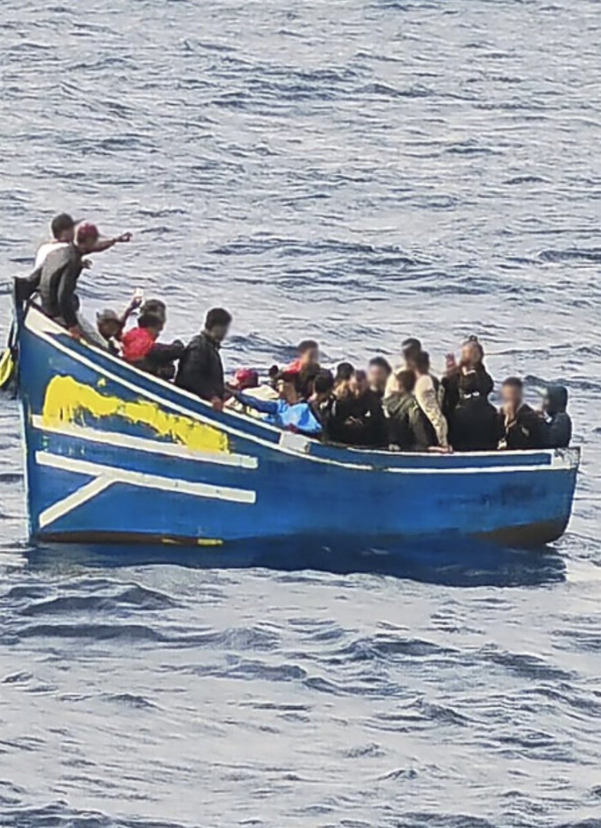 contrastado's tweet photo. 2 malienses y un burkinés de 21, 25 y 30 años que violaron en grupo a una mujer en la patera en la que llegaron a Canarias.
fueron puestos en libertad por el juez de violencia contra la mujer de Arrecife, por haberla violado en alta mar
…Acogemos violadores sabiendo que lo son!! https://t.co/57IL7GNgxh