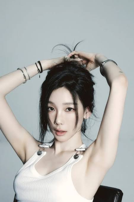 TAEYEONTHAI's tweet photo. “แทยอนกลายเป็นไวรัลในหมู่แฟนอินเตอร์ หลังแนะนำให้หันมาเลือกผู้หญิงแทนการแต่งงานกับผู้ชาย” 😭💜

แฟน: “มันยากมากที่จะหาผู้ชายสักคนมาแต่งงานด้วย”

แทยอน: “เรื่องแบบนั้นก็เกิดขึ้นได้นะ… แล้วทำไมไม่ลองหาผู้หญิงมาแต่งงานแทนล่ะ?” https://t.co/N7CZDwZIg2