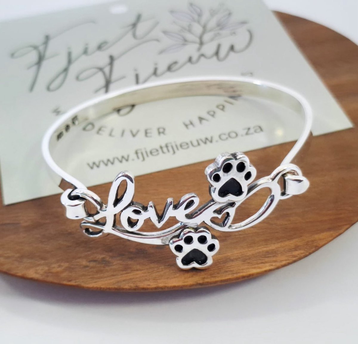 FFjieuw's tweet photo. Sterling Silver Love and Paw Cuff Bracelet! 

#sterlingsilver #lovepaws #cuffbracelet #fjietfjieue #wedeliverhappiness https://t.co/BGL1ovjZgT
