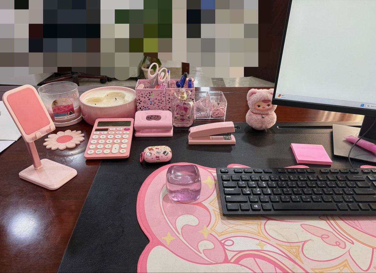 rfd_72's tweet photo. this is my desk and they look me in the eye when they tell me my life has no value https://t.co/ckwUUkkv83