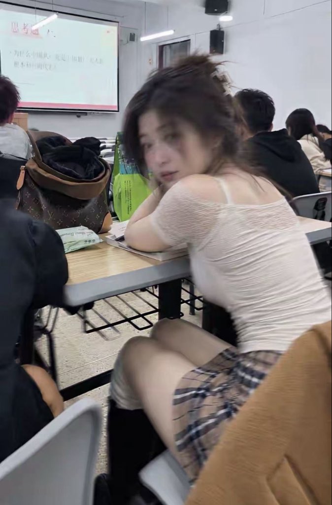 ashley54ll4's tweet photo. 99后已婚在校女学生，第一次在X发露脸照片  会有人喜欢吗？ #交朋友 https://t.co/89Tbw7c3mw