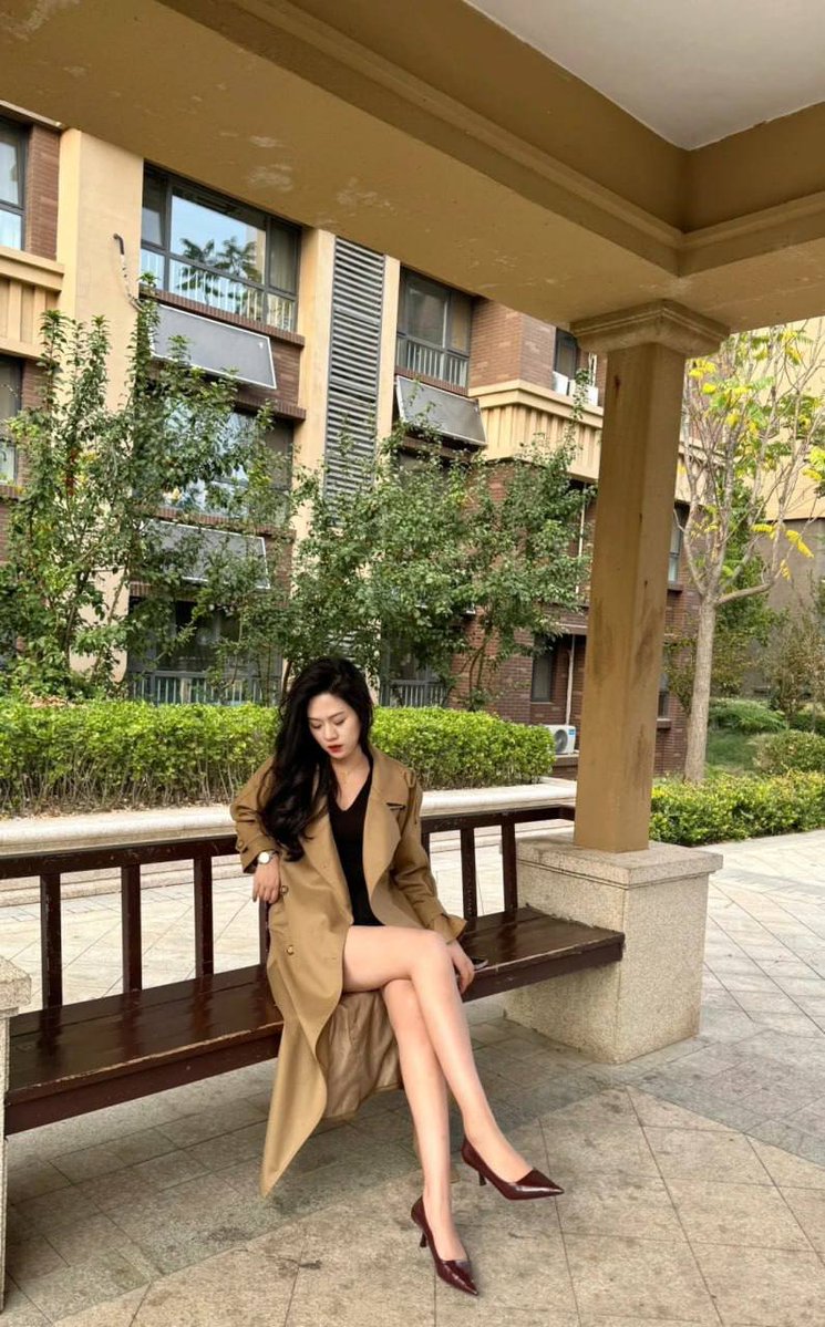 linlin1638's tweet photo. 好像也到了穿风衣的季节啦。
嗯不要想歪，我没干过外面风衣里面全裸的事情。不过，确实想试试，有没有粉丝想陪我… https://t.co/GhoxWDKgCG