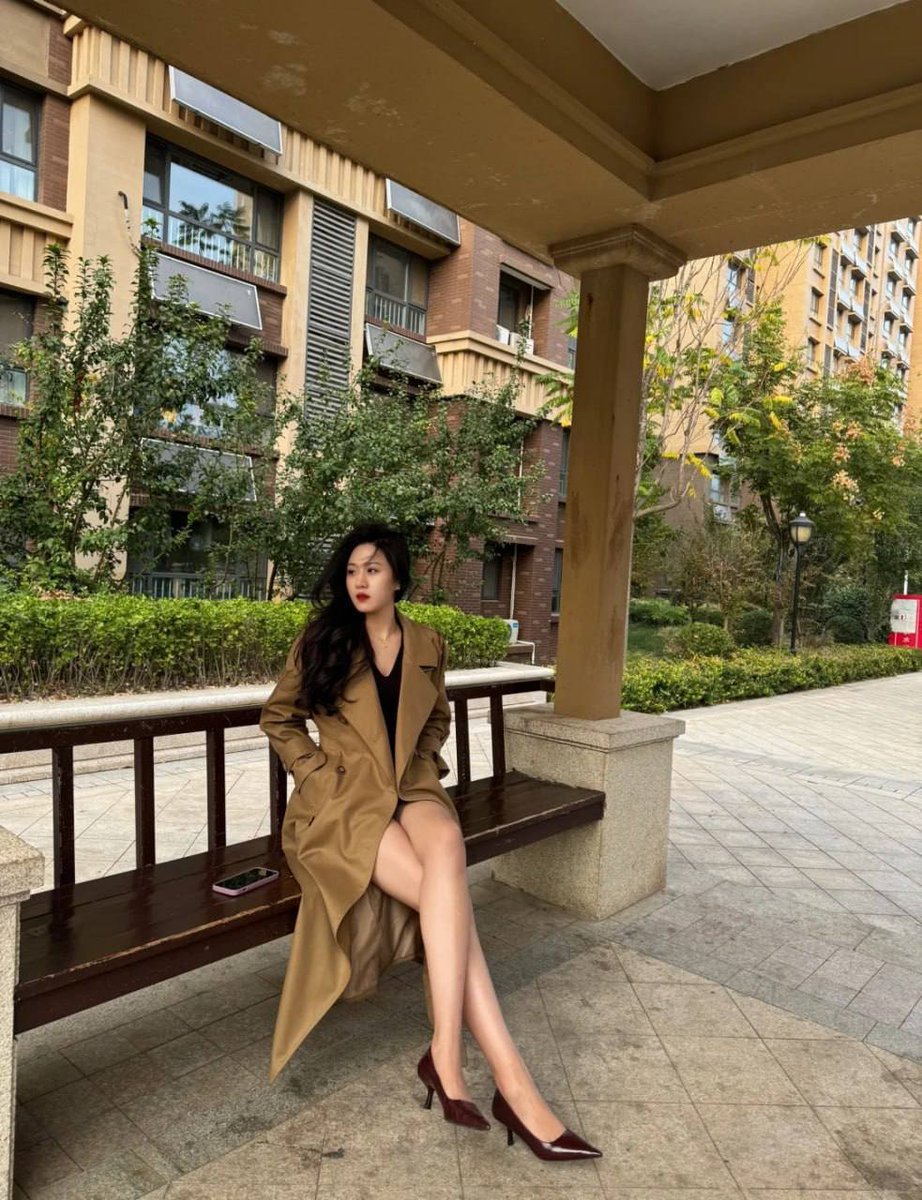 linlin1638's tweet photo. 好像也到了穿风衣的季节啦。
嗯不要想歪，我没干过外面风衣里面全裸的事情。不过，确实想试试，有没有粉丝想陪我… https://t.co/GhoxWDKgCG