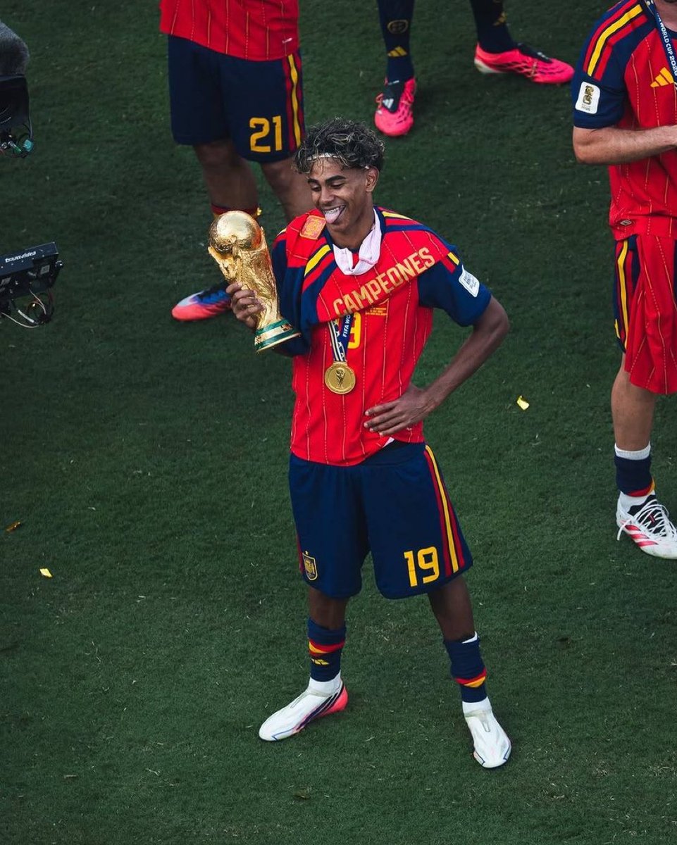 TouchlineX's tweet photo. 🚨 𝗥𝗘𝗠𝗜𝗡𝗗𝗘𝗥: Lamine Yamal plays football tonight! 🇪🇸✨ https://t.co/VlkJ5laW3x