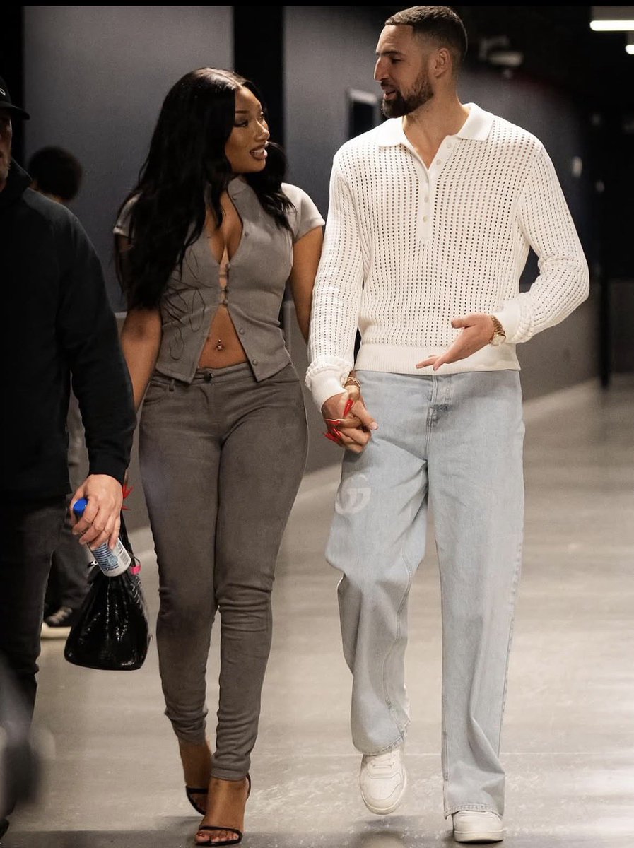 guylikesolomon's tweet photo. Klay Thompson talks about why he broke up with Megan Thee Stallion on Instagram Live: 

“Bitch was always moving around with her gay stylist, bitch didn’t cook or clean. I caught them having sex in our private room, and on the day we planned to go out, she kissed him right in front of me.”