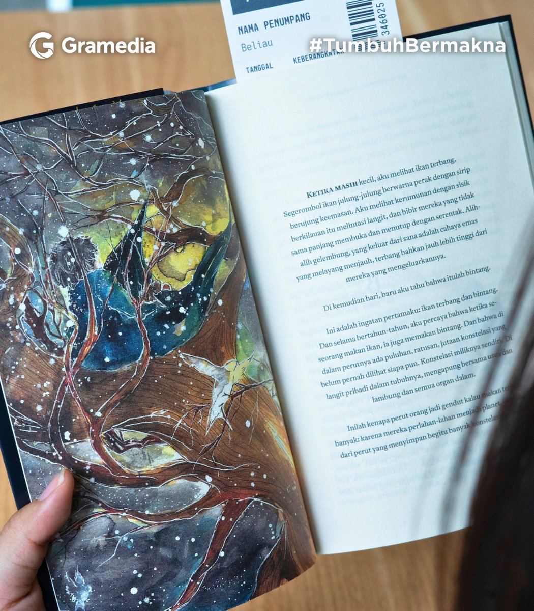 gramedia's tweet photo. Ada buku yang kalau dijelasin premisnya malah bikin orang makin bingung 😭

Tokoh utamanya bus Damri. Temannya kecoak. Ada kucing, ikan, pohon kehidupan, sampai perjalanan melintasi ruang dan waktu.

Yes, ini buku "Semua Ikan di Langit" karya Ziggy Zezsyazeoviennazabrizkie 🐟