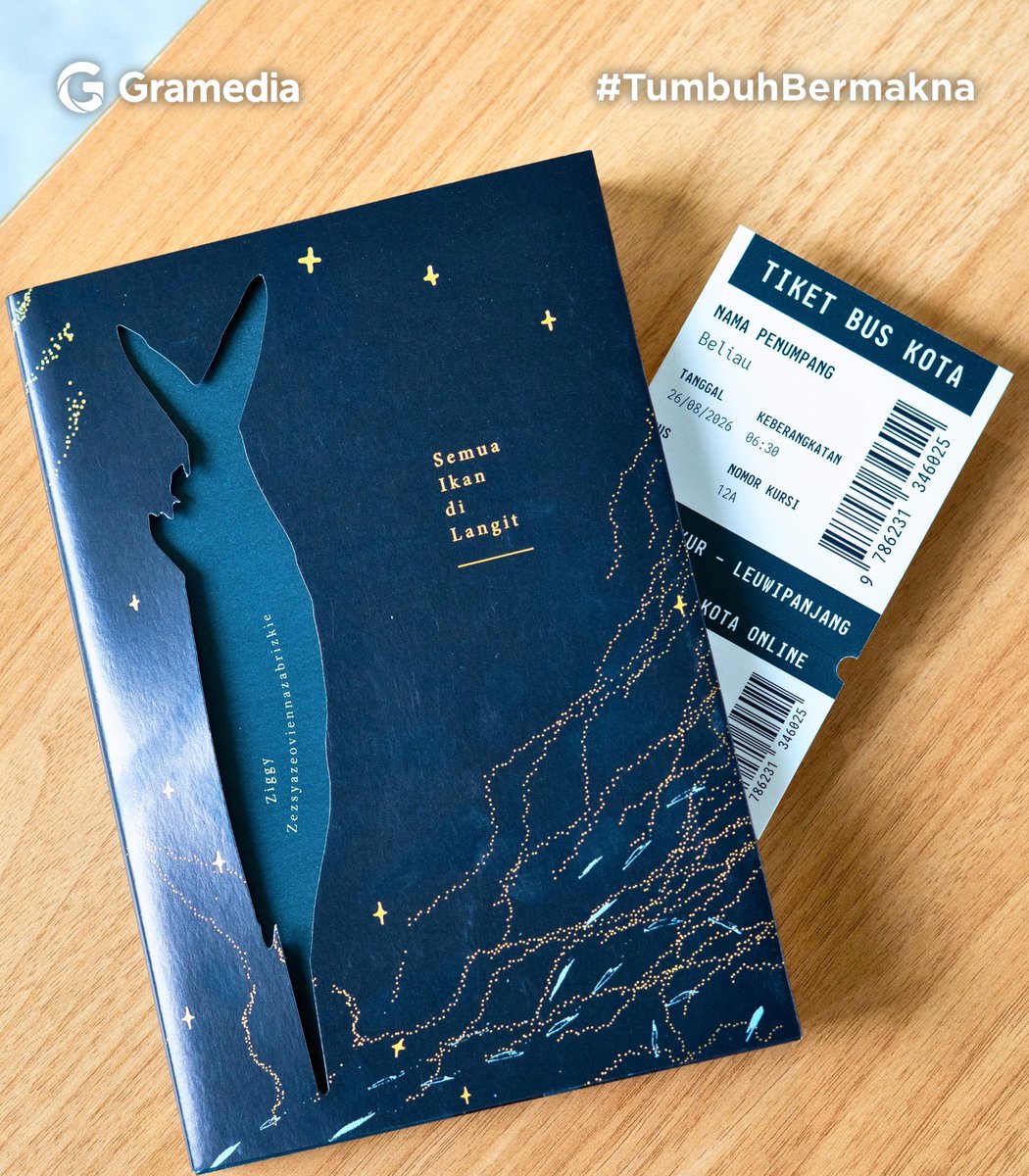gramedia's tweet photo. Ada buku yang kalau dijelasin premisnya malah bikin orang makin bingung 😭

Tokoh utamanya bus Damri. Temannya kecoak. Ada kucing, ikan, pohon kehidupan, sampai perjalanan melintasi ruang dan waktu.

Yes, ini buku "Semua Ikan di Langit" karya Ziggy Zezsyazeoviennazabrizkie 🐟