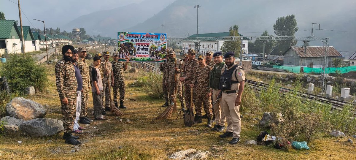 166BNCRPF's tweet photo. हम सबका यही सपना, स्वच्छ और सुंदर हो देश अपना!
#SwachhataHiSeva
2026
दिनांक 29/9/2026 को #166BN के कार्मिकों 
 द्वारा रेलवे स्टेशन बनिहाल में स्वच्छता अभियान चलाया गया https://t.co/7k7Rseu5a0