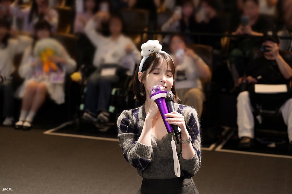 _mango___0's tweet photo. 니네 다 아이유한테 반했지 아진짜 망햇다 다반할거같애 아니솔직히평소엔아닌거알면서혹시나하는마음에그런건데 오늘은진짜야 썅 니들다반한거지 진짜망햇다 다반햇지 뭐적당히사람들을꼬셔야지 스치는사람마다 다반하게하면뭐어쩌자는거임 다반했잖아지금 뭐야큰일낫어진짜 https://t.co/KPhYDRQj2Y