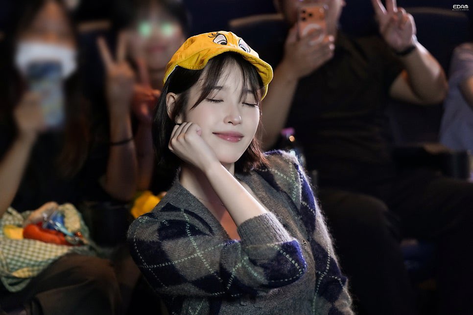 _mango___0's tweet photo. 니네 다 아이유한테 반했지 아진짜 망햇다 다반할거같애 아니솔직히평소엔아닌거알면서혹시나하는마음에그런건데 오늘은진짜야 썅 니들다반한거지 진짜망햇다 다반햇지 뭐적당히사람들을꼬셔야지 스치는사람마다 다반하게하면뭐어쩌자는거임 다반했잖아지금 뭐야큰일낫어진짜 https://t.co/KPhYDRQj2Y