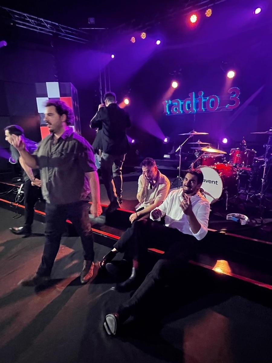 somosvolavent's tweet photo. CONCIERTOS @radio3_rne

Hoy nos han abierto las puertas la familia de conciertosradio3 y hemos grabado un trocito de Caída Libre para vosotros🤘🏻 Muchas gracias por la acogida.

Deseando enseñaros todo 🥰

Como podéis comprobar no podemos estar ni un solo día sin hacer el idiota https://t.co/EscKVe04NE